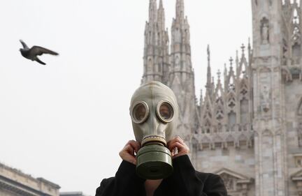 Milano, la protesta in topless contro le pellicce 3
