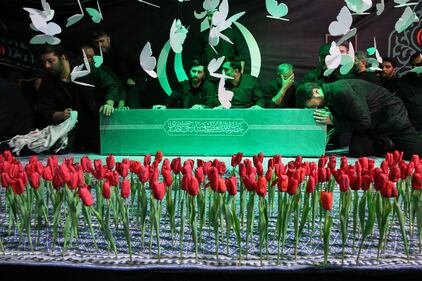 Iniziati i funerali di Khamenei: le immagini da Teheran 19
