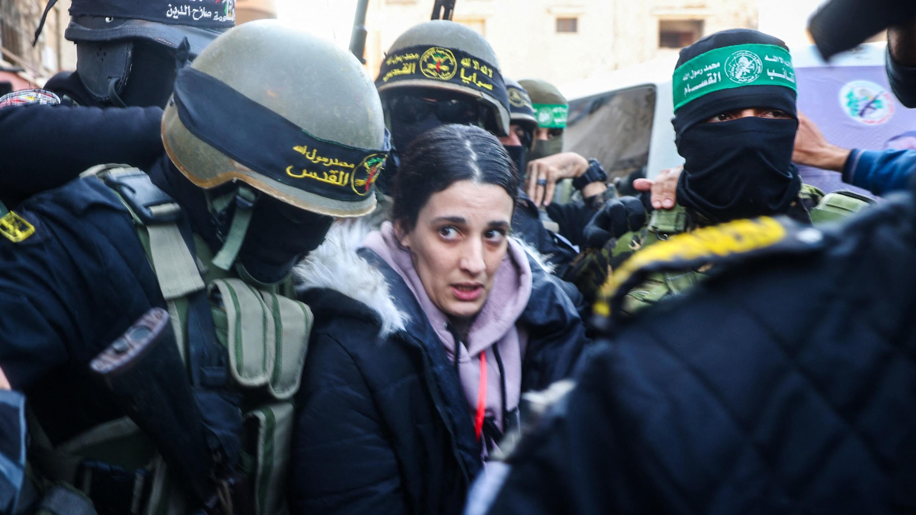 Hamas umilia gli ostaggi liberati. Bibi: "Crudeltà inimmaginabile"