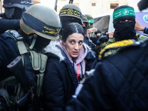 Hamas umilia gli ostaggi liberati. Bibi: "Crudeltà inimmaginabile"