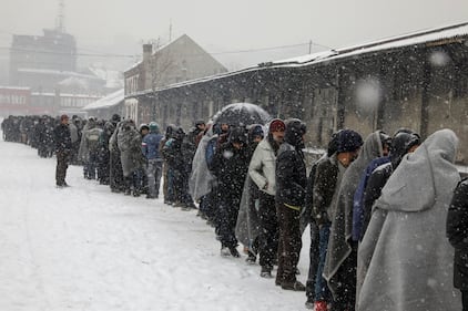 A Belgrado immigrati in coda per un pasto caldo 11