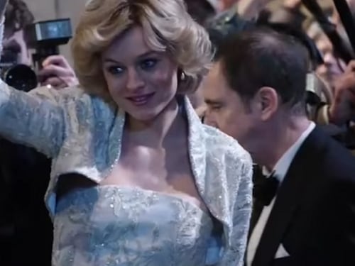 Altro schiaffo di Netflix alla regina Elisabetta: niente etichette per The Crown