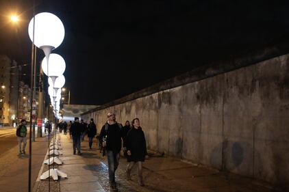 Palloncini luminosi lungo il Muro di Berlino 14