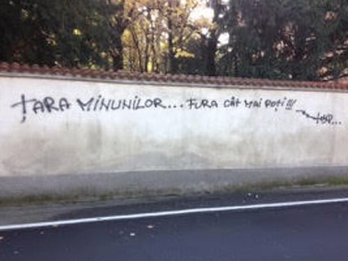 Messaggi in romeno sui muri della villa comunale: "Paese delle meraviglie, ruba più che puoi"