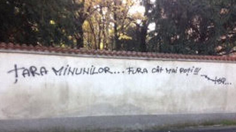 Messaggi in romeno sui muri della villa comunale: "Paese delle meraviglie, ruba più che puoi"