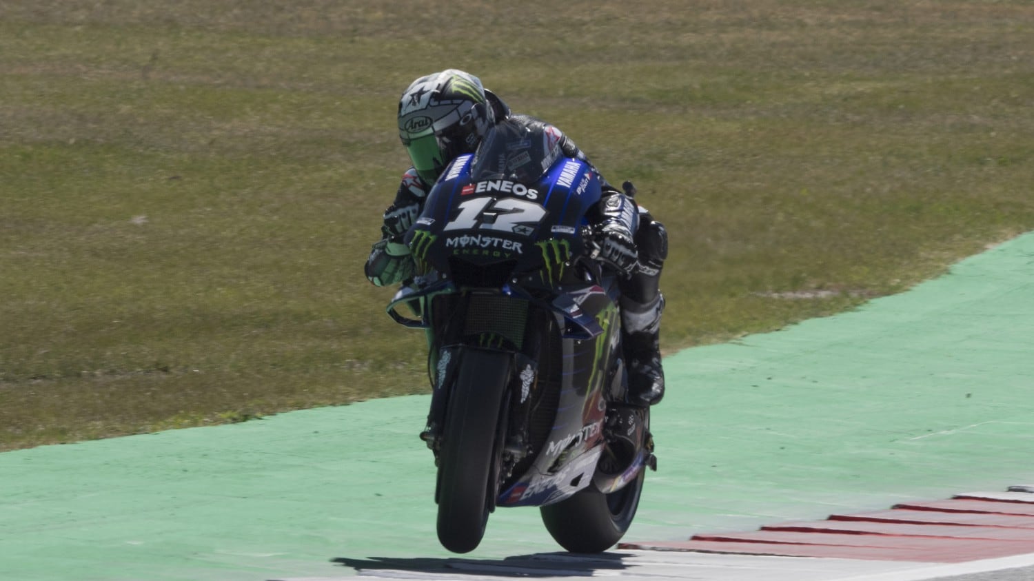 Motogp, Vinales vince ad Assen davanti a Marquez e Quartararo. Disastro Rossi