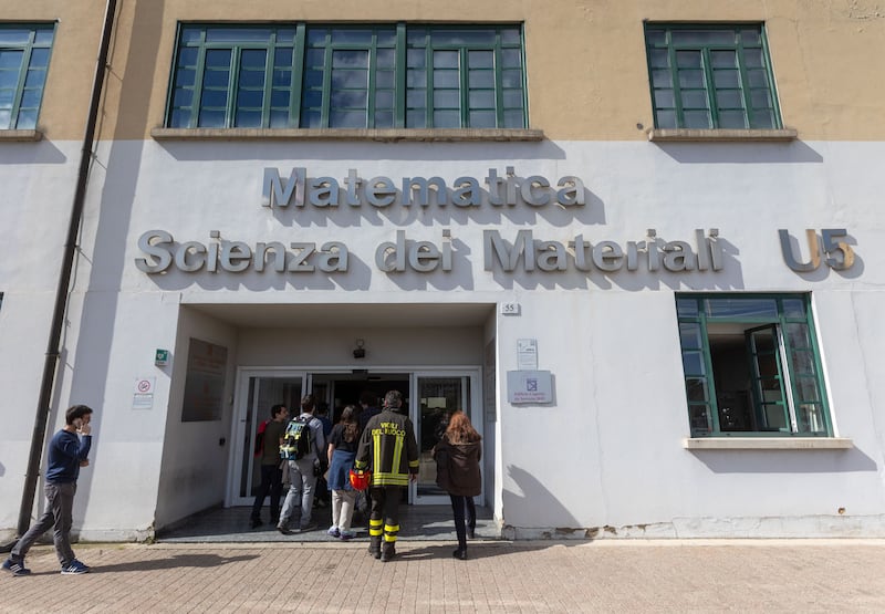 Milano, i vigili del fuoco al padiglione della Bicocca dopo la fuoriuscita di acido cloridrico 1