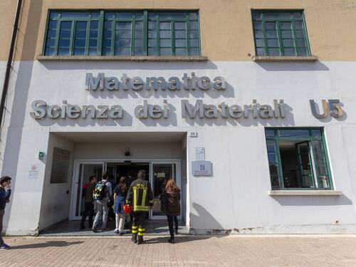 Milano, i vigili del fuoco al padiglione della Bicocca dopo la fuoriuscita di acido cloridrico