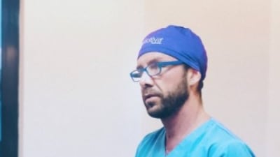 "Voglio fare soldi come zio Paperone". I mille volti di Matteo Politi, il chirurgo con la terza media