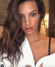 Emily Ratajkowski: lato b in spiaggia per Natale 3
