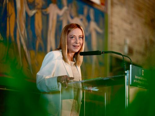 "Diffonde solo dati falsi". Meloni smaschera Schlein sul turismo
