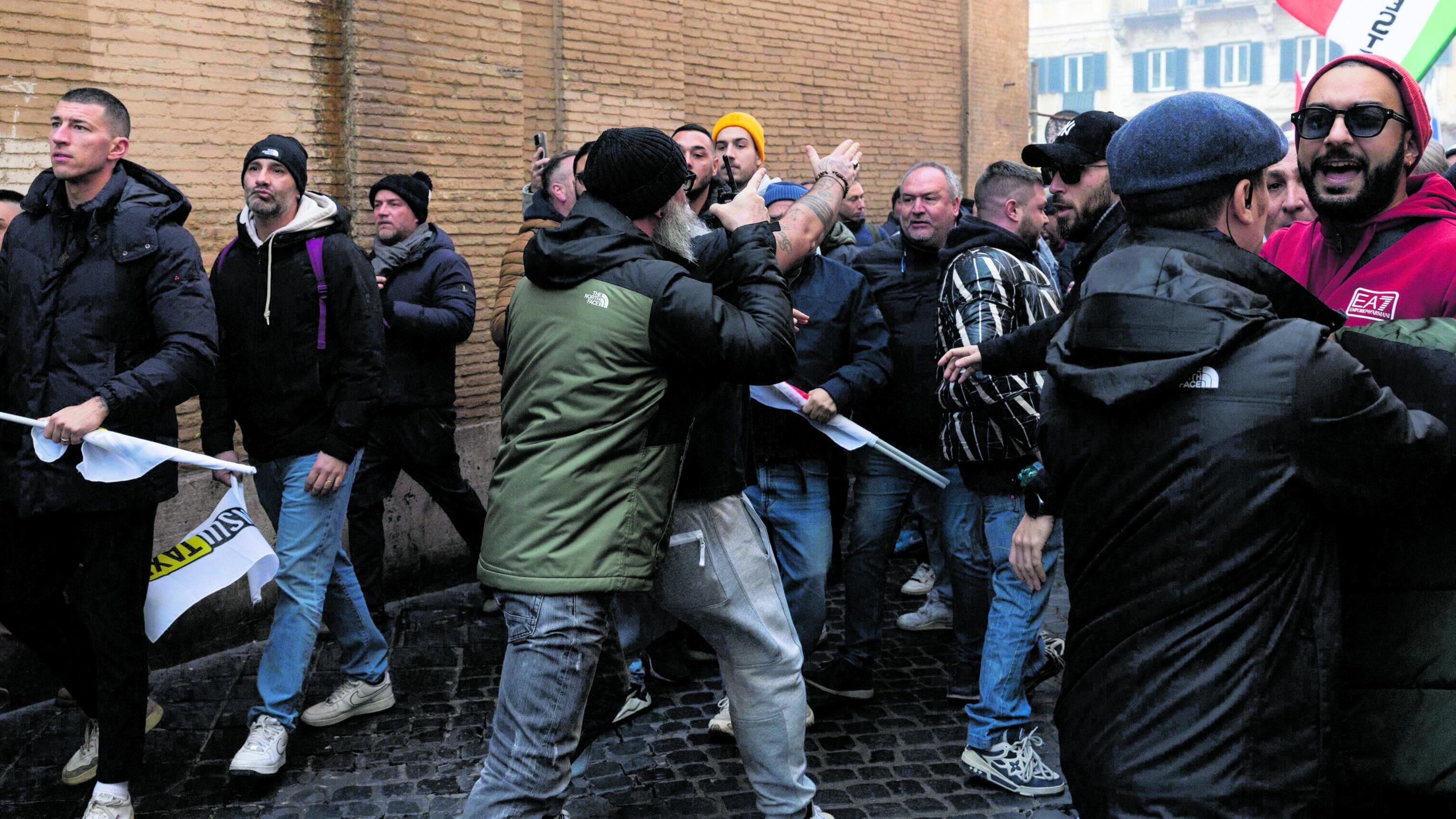 Taxi fermi contro Uber. Rissa con +Europa