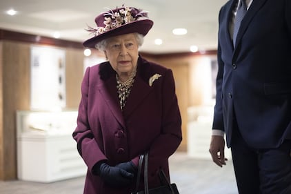 Il Principe Harry e la Regina Elisabetta II in foto 9