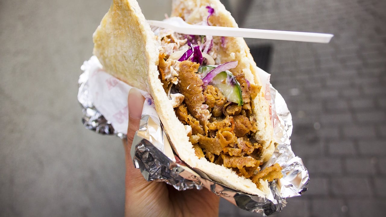 Kebab, sexy shop e call center banditi dal centro storico di Genova