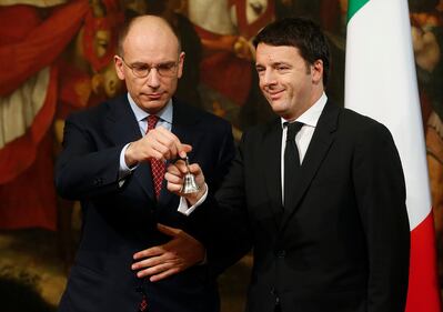 La stretta di mano tra Renzi e Letta