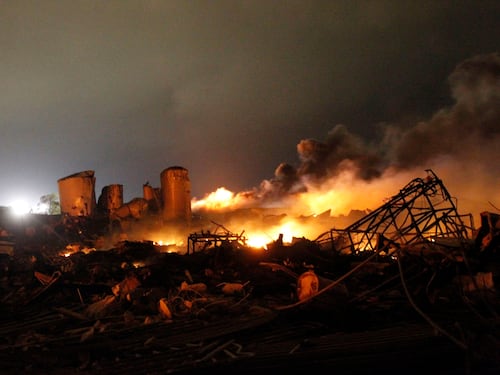 Texas, esplode una fabbrica: si temono decine di vittime