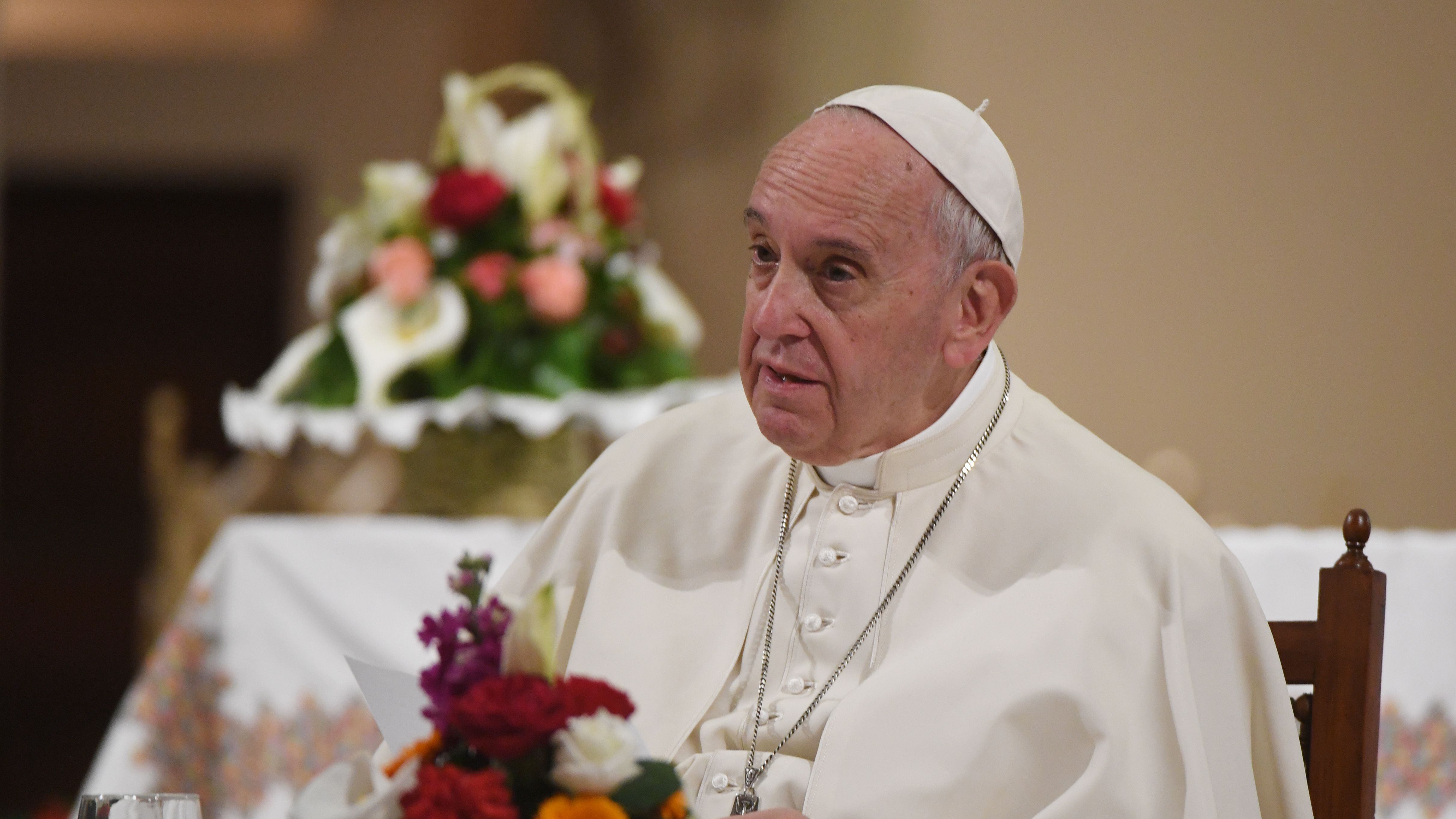 Papa Francesco snobba Parigi "Verrò, ma ora non ho tempo"