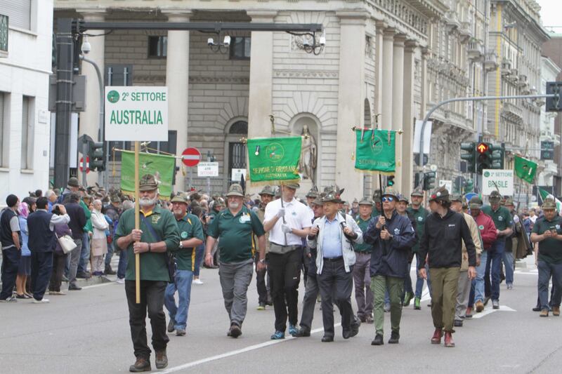 A Milano sfilano gli Alpini: 500mila penne nere invadono il centro 4