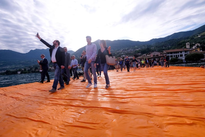 La passerella dorata di Christo che fa camminare sulle acque 7