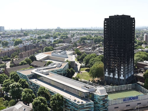 Giù Grenfell Tower. Esplode la rabbia
