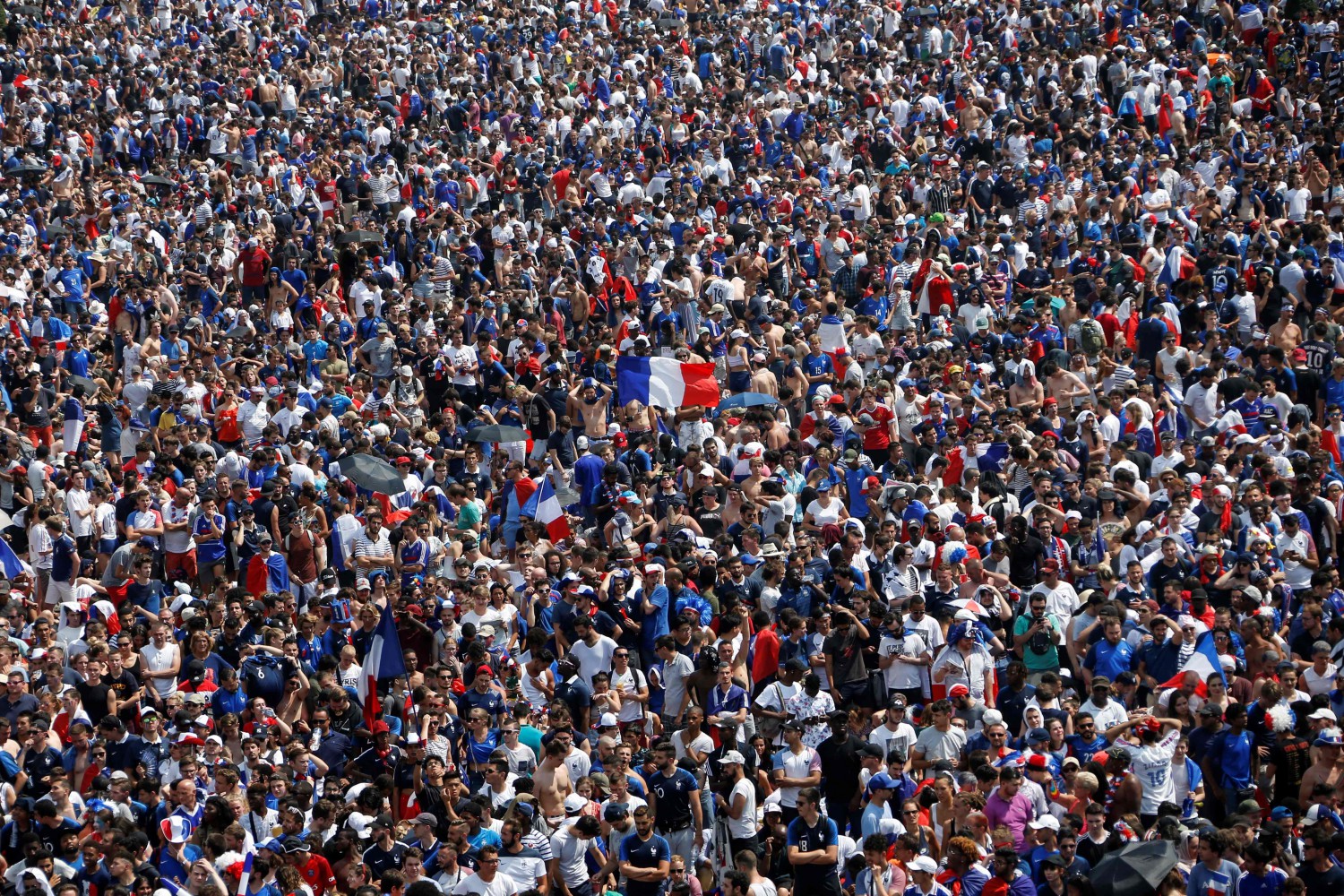 Francia campione del Mondo: tifosi in delirio sotto la Tour Eiffel 7