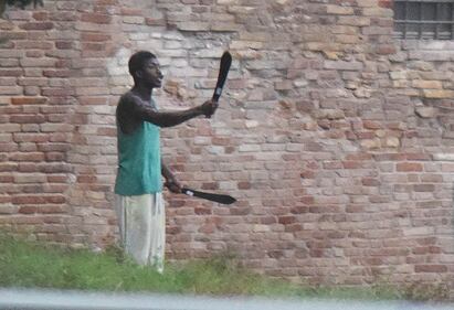 È armato con un machete, passanti si scattano i selfie 6