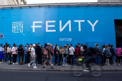 Rihanna sorprende i fan all'inaugurazione di "Fenty pop up Store" 1