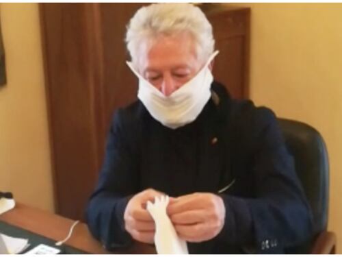 "Quelle mascherine, stracci per la polvere": sindaco diventa virale