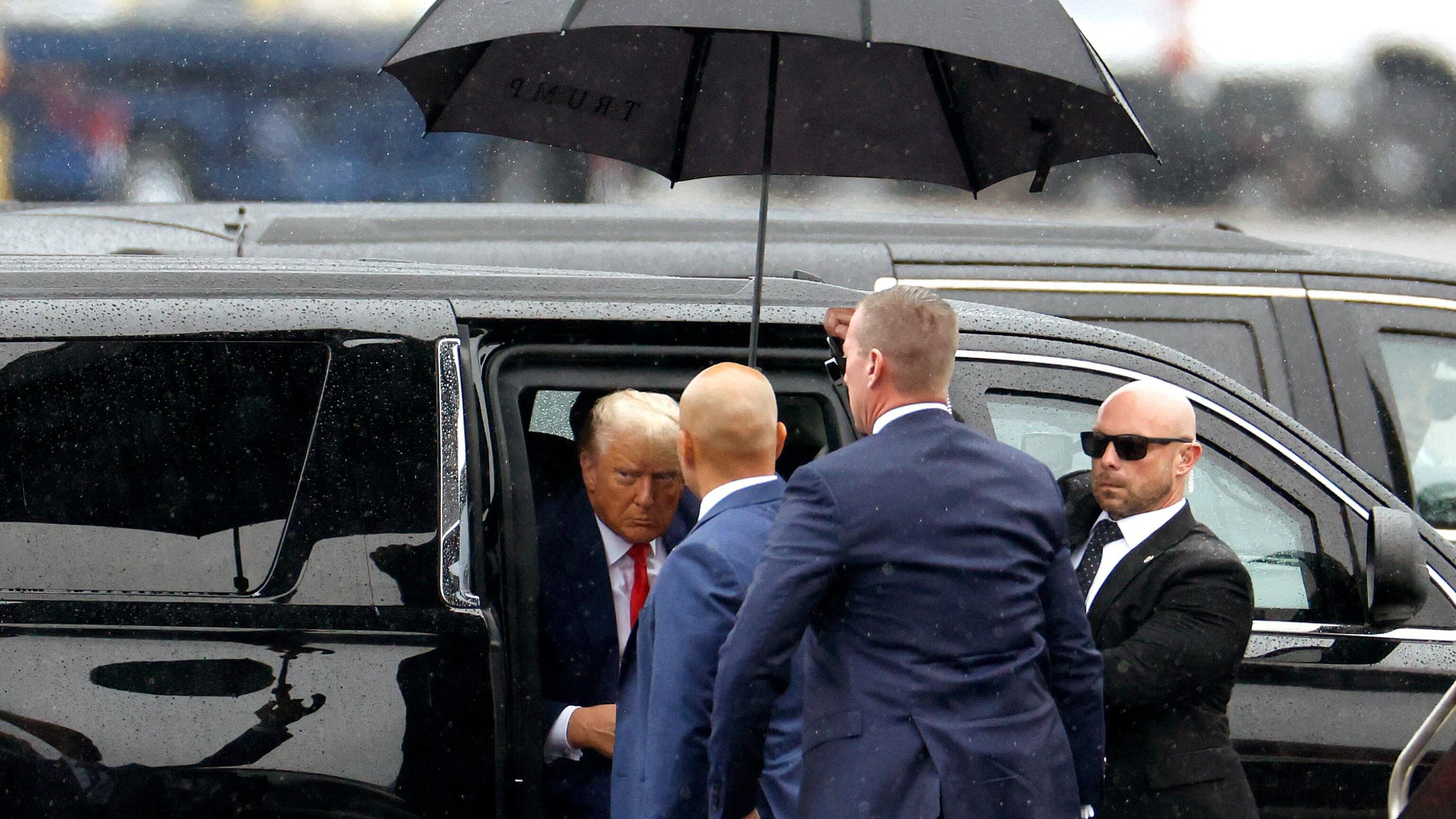 Trump in tribunale a Washington. Il tycoon contro Biden: "Un corrotto"