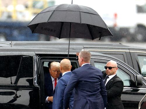 Trump in tribunale a Washington. Il tycoon contro Biden: "Un corrotto"
