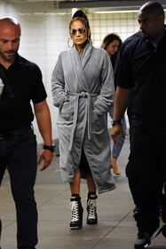 Jennifer Lopez in giro per NY: ha solo l'accappatoio 9