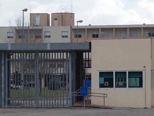 Detenuti danno fuco a materassi e sequestrano agente in carcere