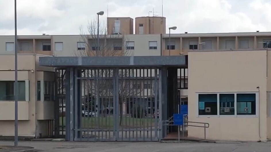 Detenuti danno fuco a materassi e sequestrano agente in carcere