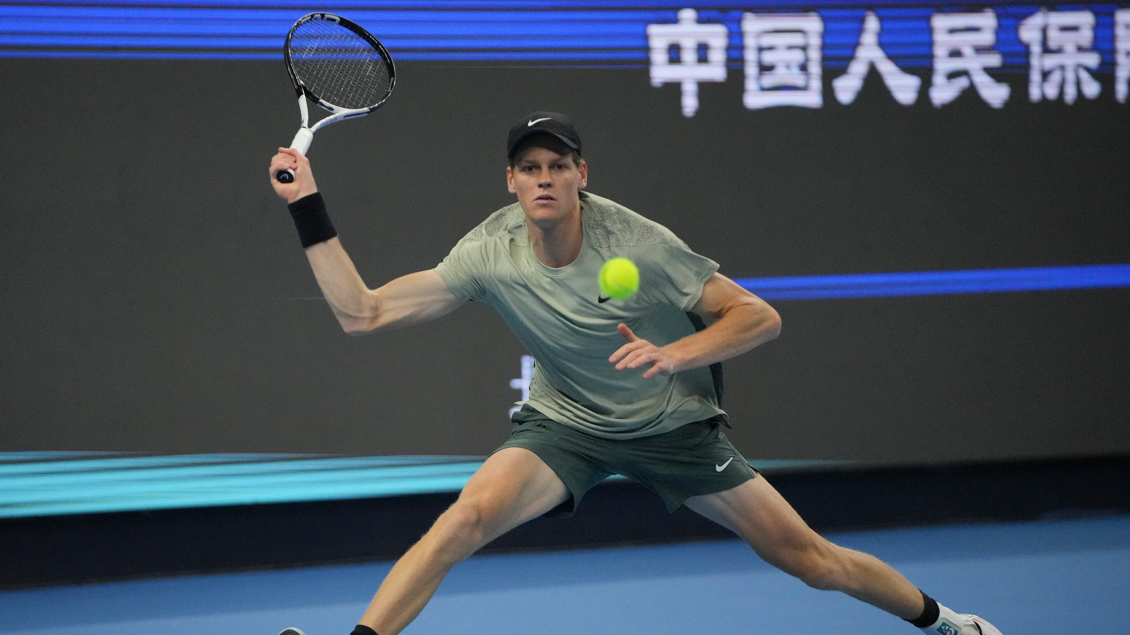 Atp Pechino, Sinner sconfitto in finale: Alcaraz rimonta e vince in tre set