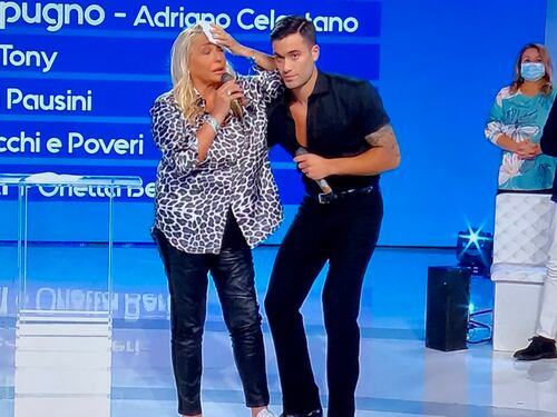 Attimi di paura per la Venier: cade a terra e sbatte il volto