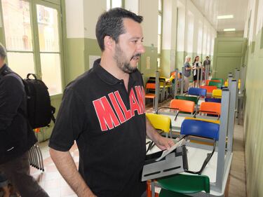 Milano, Salvini va a votare in bermuda  9