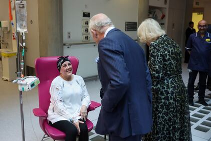 La visita al centro oncologico: Re Carlo torna in pubblico dopo tre mesi 10