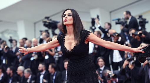 Venezia 72, Maria Grazia Cucinotta meravigliosa sul red carpet 15