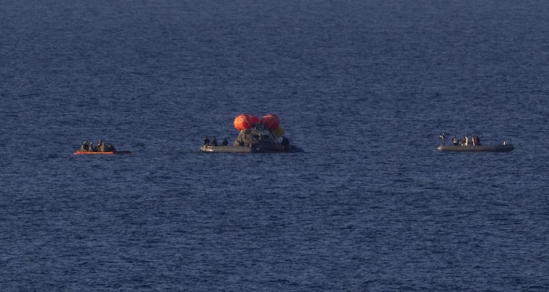 Artemis II, le foto dello splashdown e del rientro sulla Terra 12
