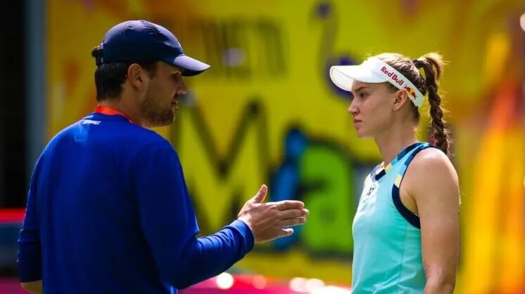 Rybakina e l’allenatore Vukov, la “relazione tossica” che indigna il mondo del tennis