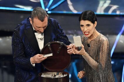 Sanremo 2024: ecco il look della seconda serata del Festival del conduttore e co-conduttrice 10