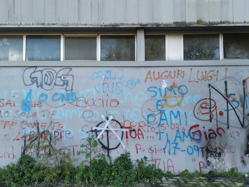 Nella stazione da incubo, tra svastiche, scritte razziste e abbandono 10