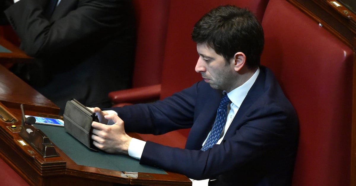 B E R Covid, lunedì è il giorno di Speranza. Dal nodo vaccini alle dosi ...