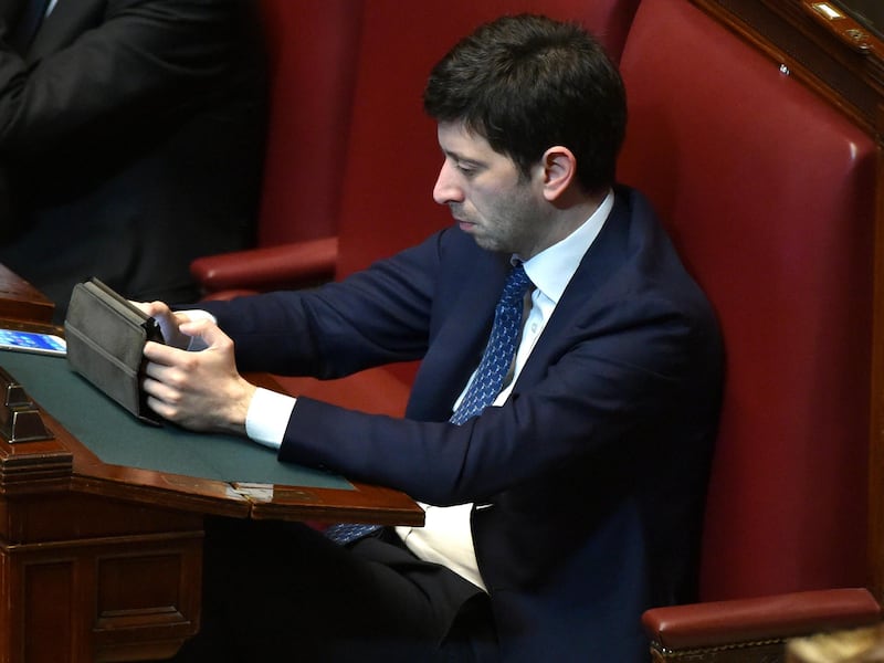Covid, lunedì è il giorno di Speranza. Dal nodo vaccini alle dosi gratis rifiutate, l’ex ministro sotto accusa