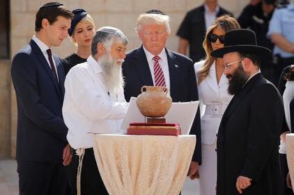 Donald Trump, il primo presidente Usa a visitare il Muro del Pianto 3