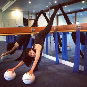 Lo yoga hot della moglie di Alec Baldwin 9