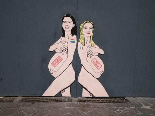 "Censura talebana". Contestata la rimozione del murale su Meloni e Schlein