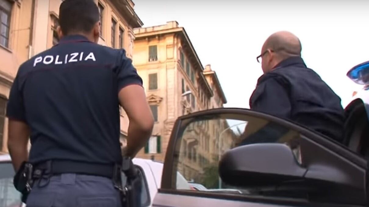 Sorpreso ad urinare, viene preso a bottigliate: marocchino finisce in manette