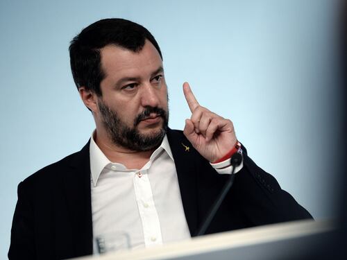 "Salvini iniziò a strillargli contro per farlo stare zitto". Il retroscena sul vertice