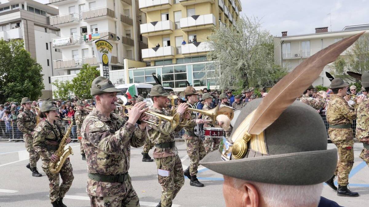 Gli aiuti dopo le calamità, la solidarietà, il covid. Il cuore delle penne nere al servizio dell'Italia